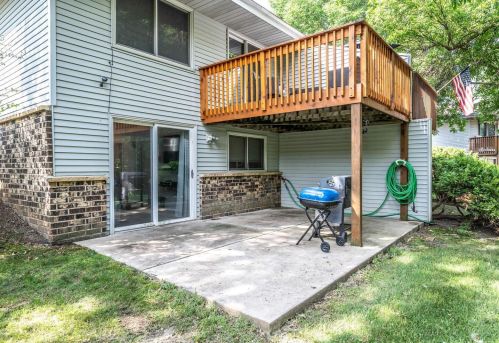 1677 Hickory Hill Dr, Saint Paul MN  55122-2527 exterior