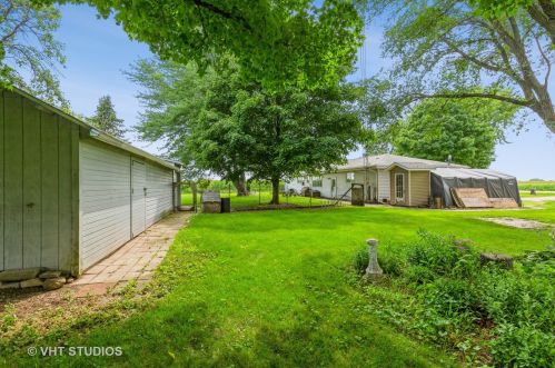 15354 Plank Rd, Sycamore IL  60178-8743 exterior