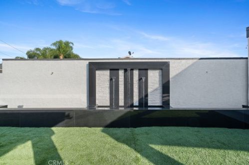 300 Brookhurst St, Anaheim CA  92801-5608 exterior