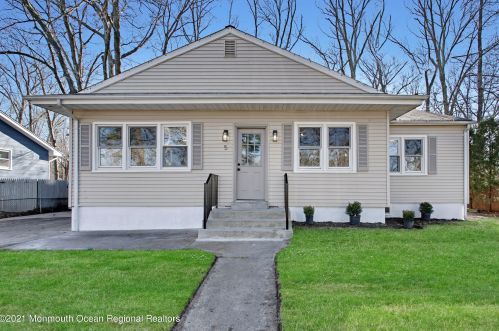 5 Lepky Ave, Upper Freehold Township, NJ 08514-2439