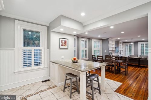 25 Gravers Ln, Philadelphia PA 19118-0041 exterior