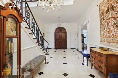2760 Carmon On Wesley, Atlanta GA  30327-1242 exterior