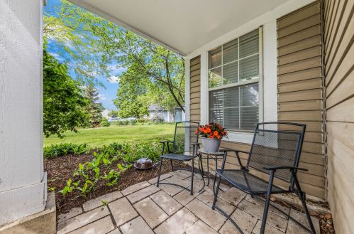 1098 Bradbury Cir, Carol Stream, IL 60188-3904