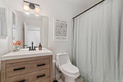 2467 Caminito Ocean Cv, Cardiff By The Sea CA  92007-2225 exterior