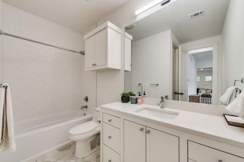 8518 Glencrest Ln, Dallas TX  75209-2632 exterior