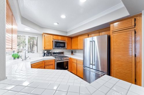 537 Hollydale Ln, Anaheim CA  92808-1931 exterior