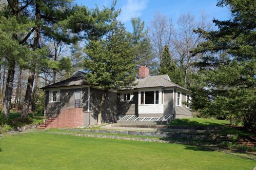 35 Meadow Wood Dr, Greenwich CT  06830-7023 exterior