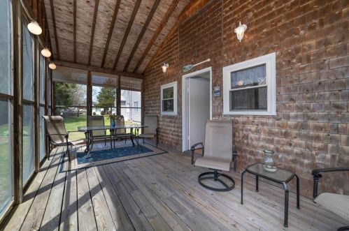 27 Henley St, Charlestown, RI 02813-2321