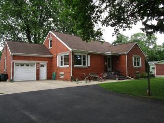 300 Crofoot St, Sandwich, IL 60548-1214