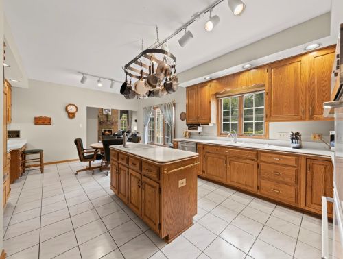 8815 Aintree Ln, Willowbrook IL  60527-8392 exterior