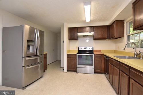 5914 Carters Oak Ct, Springfield VA  22015-2421 exterior
