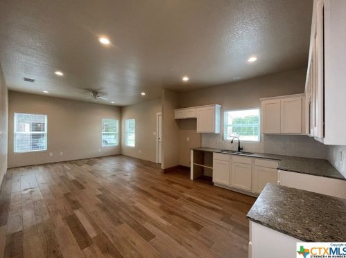 1172 Sycamore St, Seguin TX  78155-2125 exterior