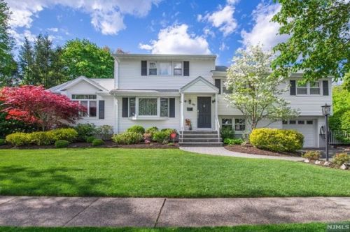 90 Woodvale Rd, Ridgewood, NJ 07452-3628