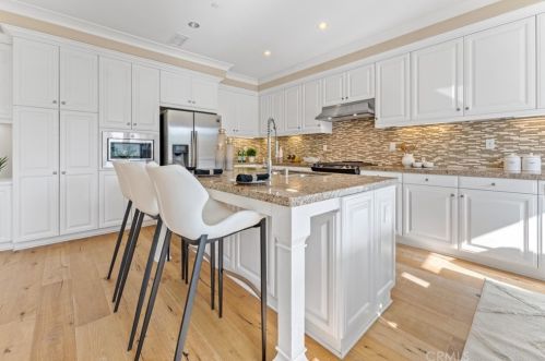 78 Rembrandt, Irvine CA  92620-7314 exterior
