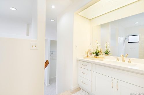 1051 Kamookoa Pl, Honolulu HI  96825-1317 exterior