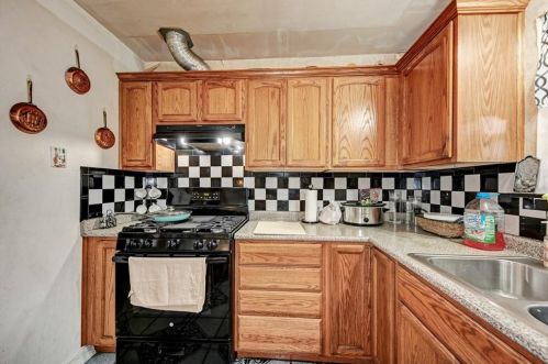 1617 Ashberry Dr, Austin TX  78723-1106 exterior