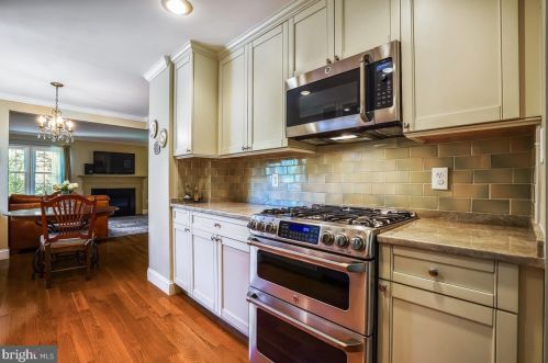 1958 Hopewood Dr, Falls Church, VA 22043-1870