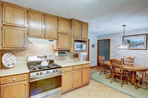 125 Oak Leaf Dr, Stockbridge GA  30281-4998 exterior