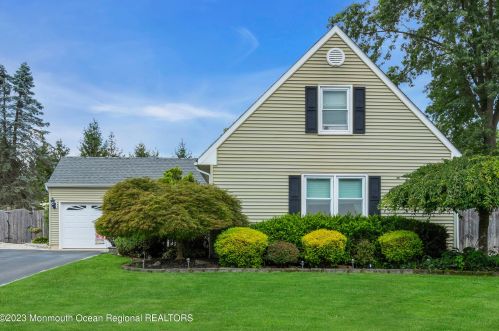 103 Dale Ct, Lakehurst, NJ 08759-6250