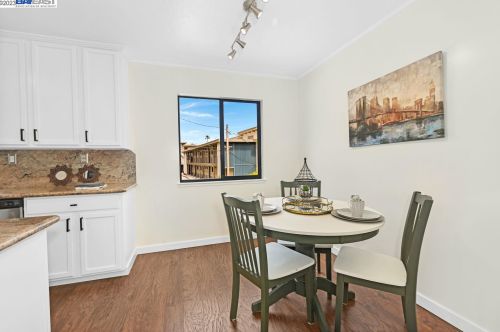 1 Laurel St, San Carlos, CA 94070-2277