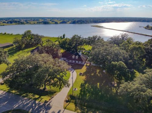 638 Wagon Wheel Trl, Angleton TX 77515-2733 exterior