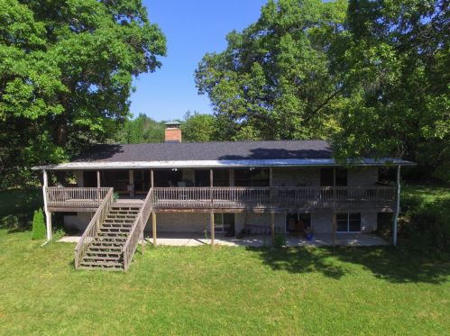 47 Chana Rd, Honey Creek, IL 61015-9632