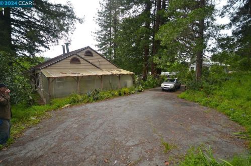 166 Canon Dr, Orinda, CA 94563-2219