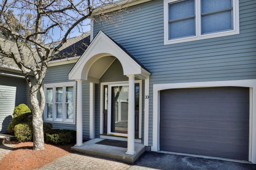 33 Hawthorne Village Rd, Nashua, NH 03062-2268