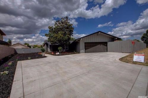 1401 Shady Ln, Turlock, CA 95382-7318