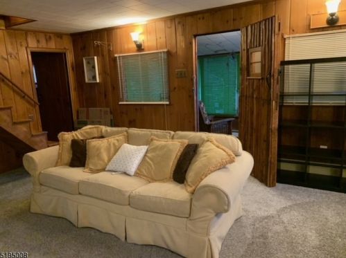 38 Bayview Ave, Hopatcong, NJ 07843-1903