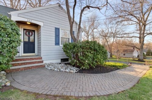 302 Northfield Rd, Millington, NJ 07946-1306