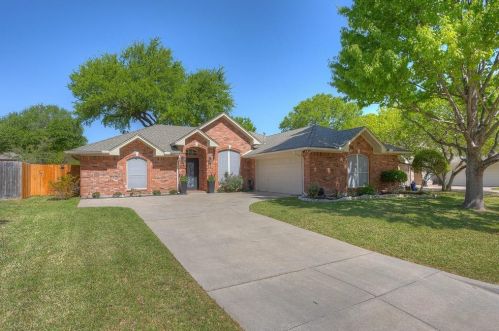 3236 Riverwood Dr, Fort Worth, TX 76116-9560