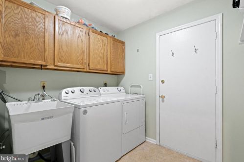 5637 Fort Corloran Dr, Springfield VA  22015-2114 exterior