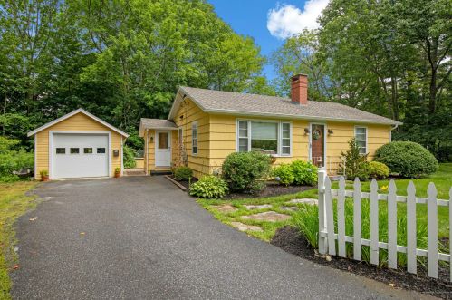 13 Chapel St, Freeport, ME 04032-1403