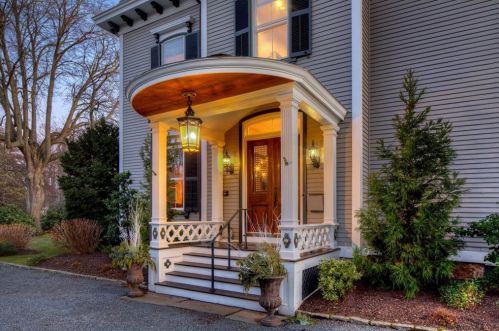 437 Bellevue Ave, Middletown, RI 02840-4115