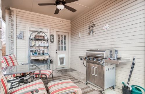 2210 Meadowstone Dr, Carrollton TX 75006-2642 exterior