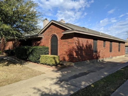 10601 Flamewood Dr, Fort Worth, TX 76140-5445