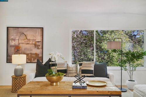 22 El Toyonal, Orinda, CA 94563-2227