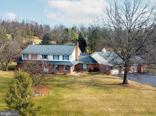560 Scenic Dr, New Schaefferstown, PA 19506-8256