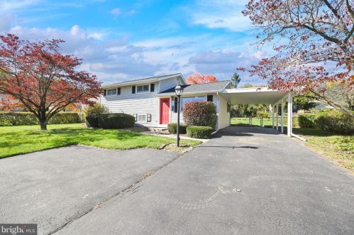 305 Canary Cir, York, PA 17404-5714