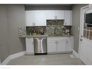 387 Sampson Ave, Hampton, VA 23661-2528