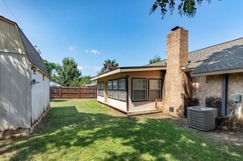 1808 Lake Shore Ct, Fort Worth TX  76103-1512 exterior