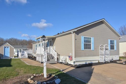 67 Robin Dr, Tiverton, RI 02878-2393