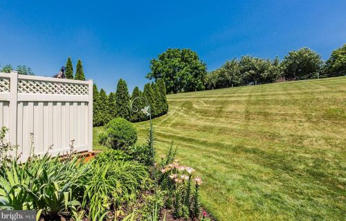 673 Royal Vw Dr, Lancaster PA  17601-2873 exterior