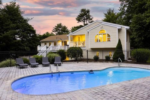 15 Roundtable Ct, Richmond, RI 02892-1015