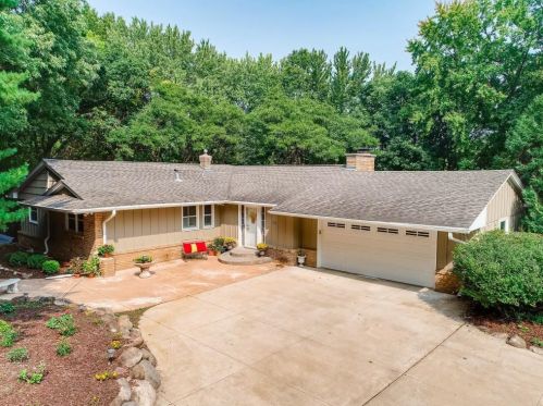 737 Amber Dr, Saint Paul, MN 55126-4101
