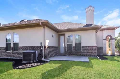 8811 Creek Run Rd, Fort Worth TX  76120-3902 exterior