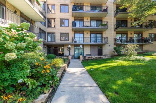 6935 Milwaukee Ave, Niles IL  60714-4546 exterior