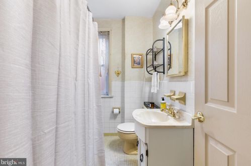 2404 9 St, Philadelphia PA 19133-0016 exterior