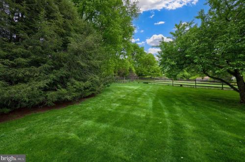 142 Bentley Ln, Lancaster PA  17603-6204 exterior